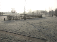 902849 Gezicht over het berijpte Griftpark te Utrecht, van achter de huizen aan de Van Swindenstraat.